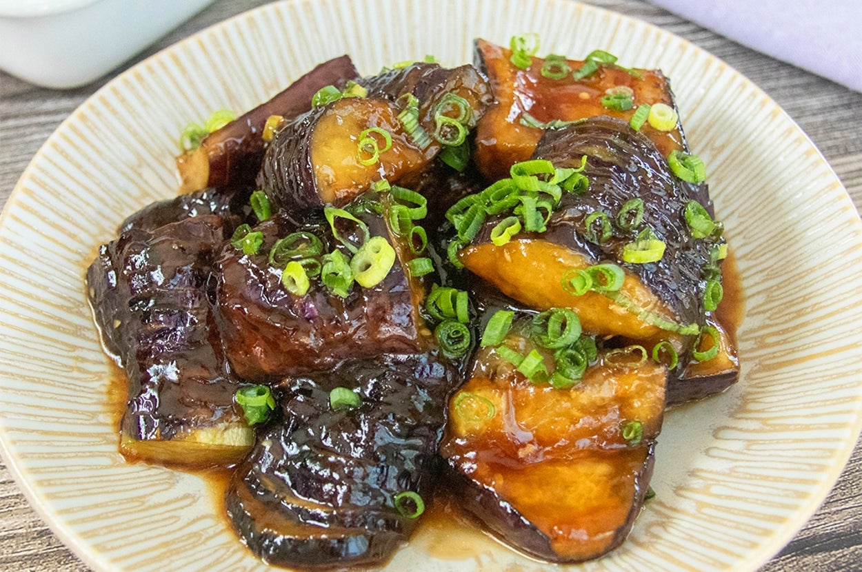 白い皿に盛られたトロトロ甘辛なすの料理。小ネギがトッピングされています。