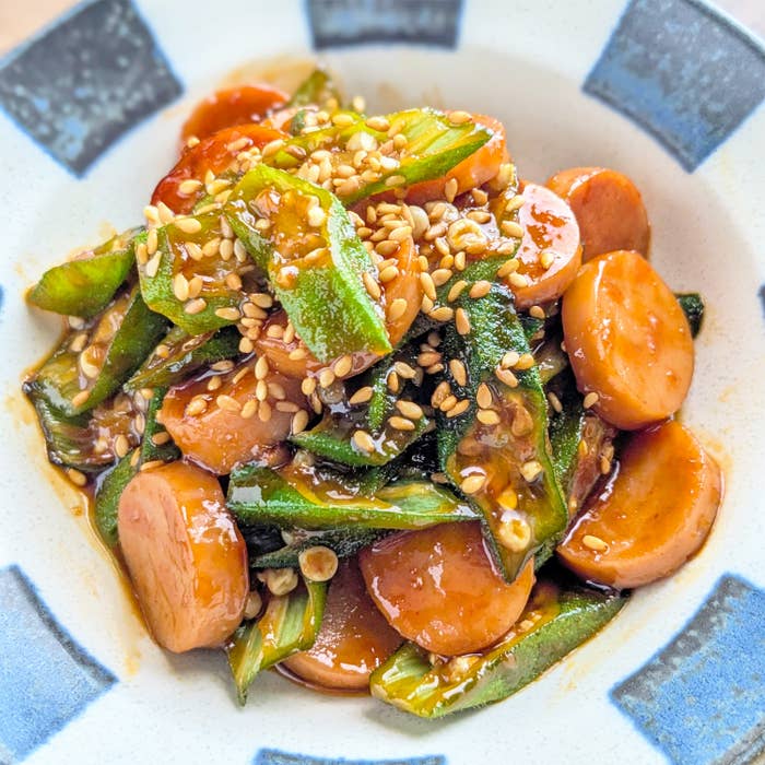 料理皿に野菜とお肉を使用した炒め物が盛られ、ゴマがトッピングされています。
