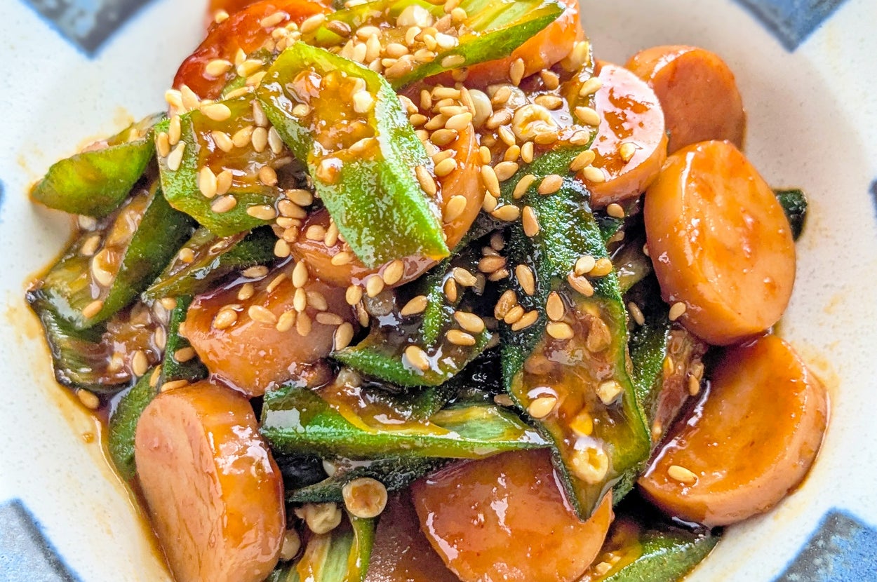 オクラとソーセージの炒め物、ゴマが散らされた一皿。食欲をそそる家庭料理。