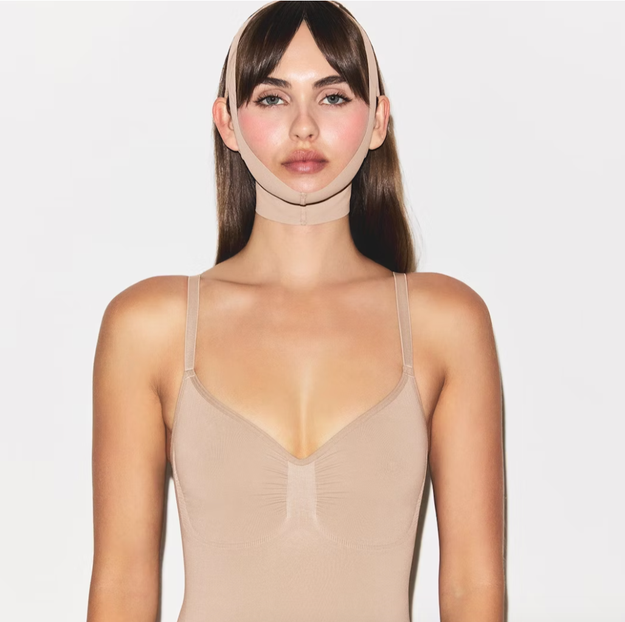 キム・カーダシアンの新商品が“あのホラー映画の殺人鬼”のようだと話題