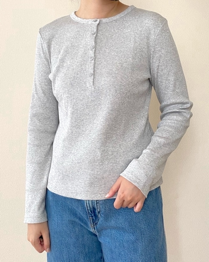 UNIQLO(ユニクロ)の「リブヘンリーネックT長袖」