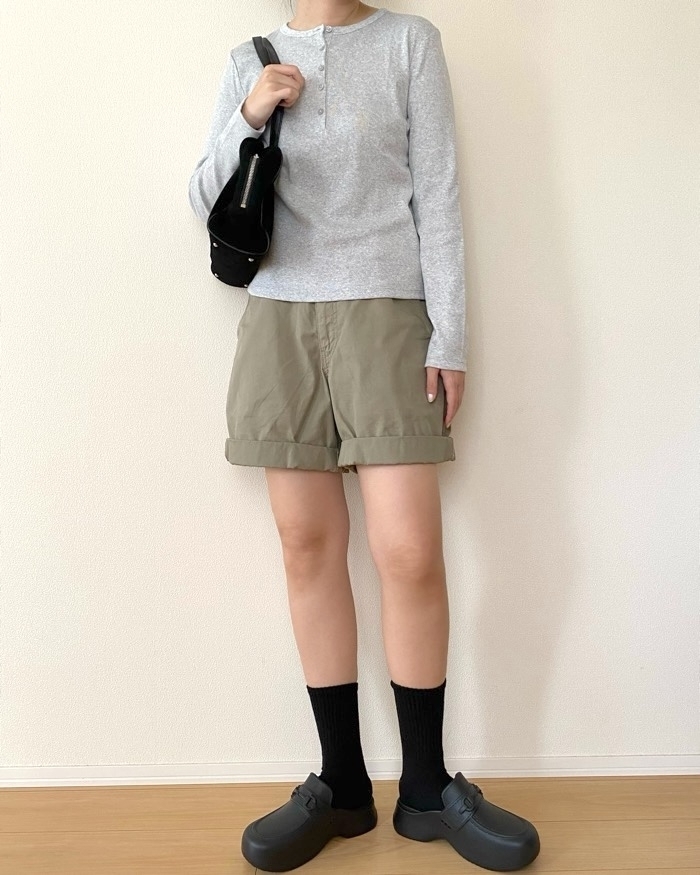 UNIQLO(ユニクロ)の「リブヘンリーネックT長袖」