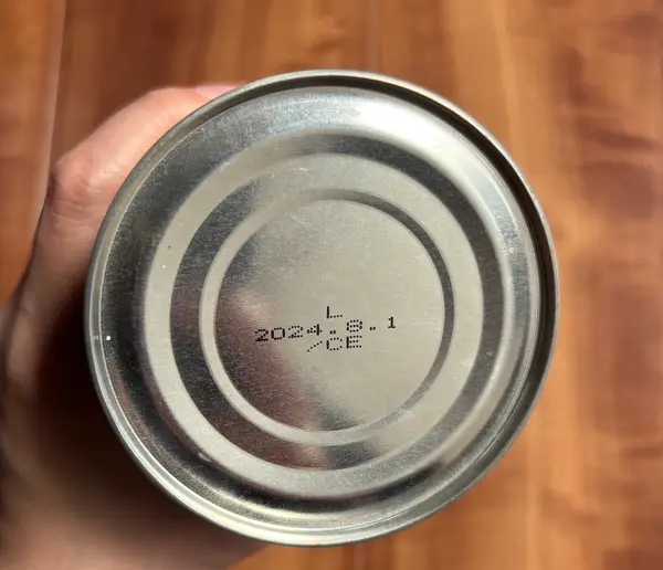 賞味期限が切れた缶詰の写真(BuzzFeed Japan)