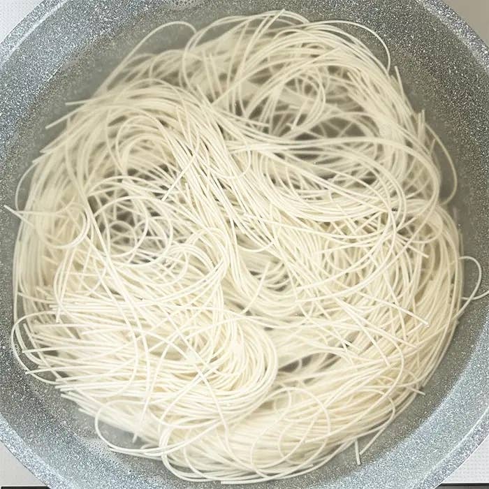 吹きこぼれないようにするためには「熱湯に入れること」