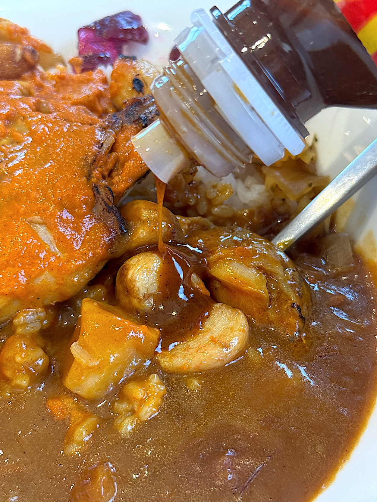すき家の「にんにくバターチキンソースカレー」