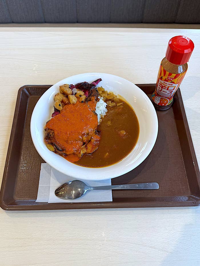 すき家の「にんにくバターチキンソースカレー」