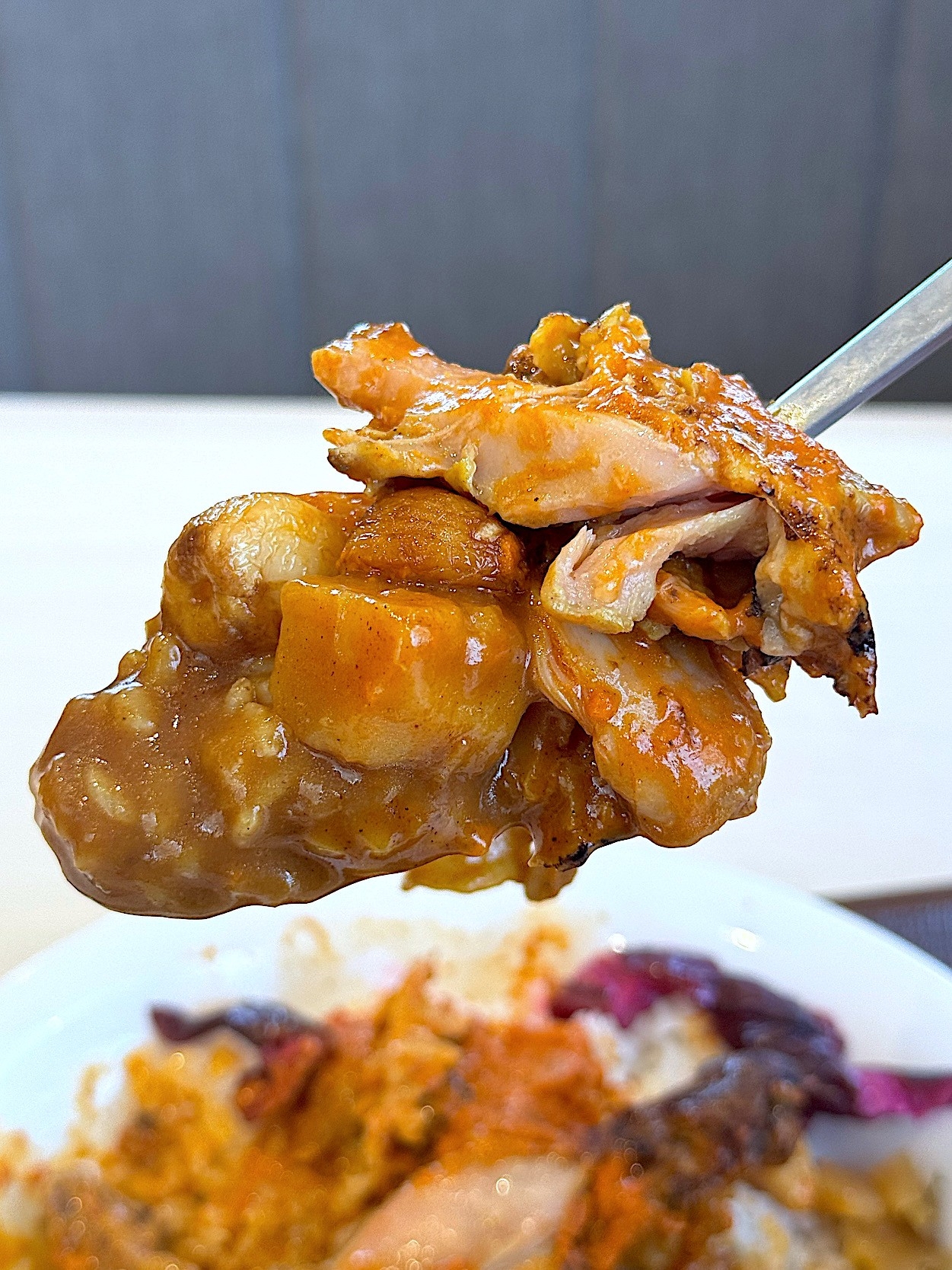 すき家の「にんにくバターチキンソースカレー」