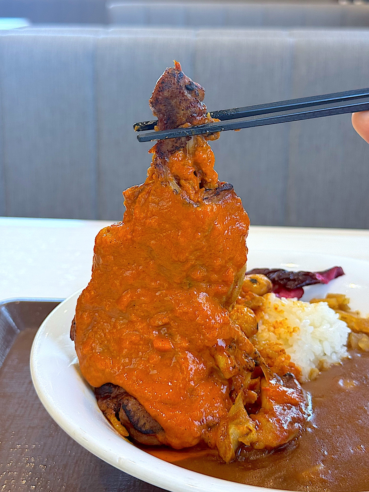 すき家の「にんにくバターチキンソースカレー」