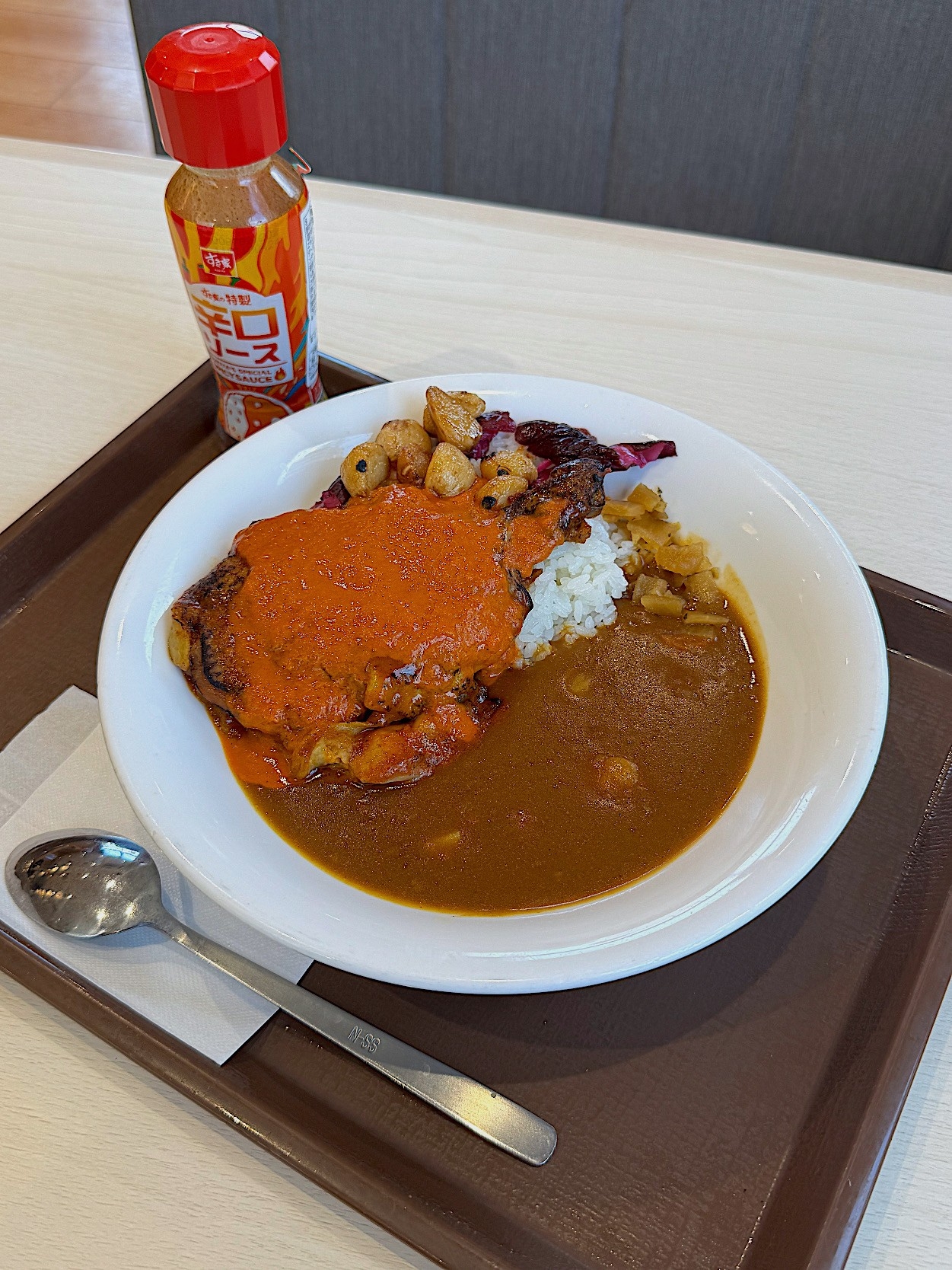 すき家の「にんにくバターチキンソースカレー」