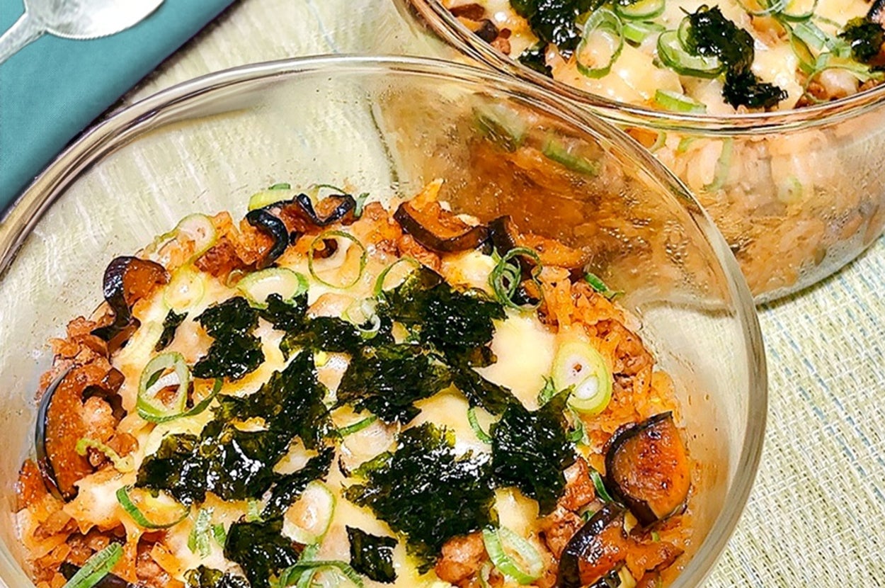 2つのガラスボウルに盛られたキムチチャーハン。上に海苔とネギがトッピングされている。