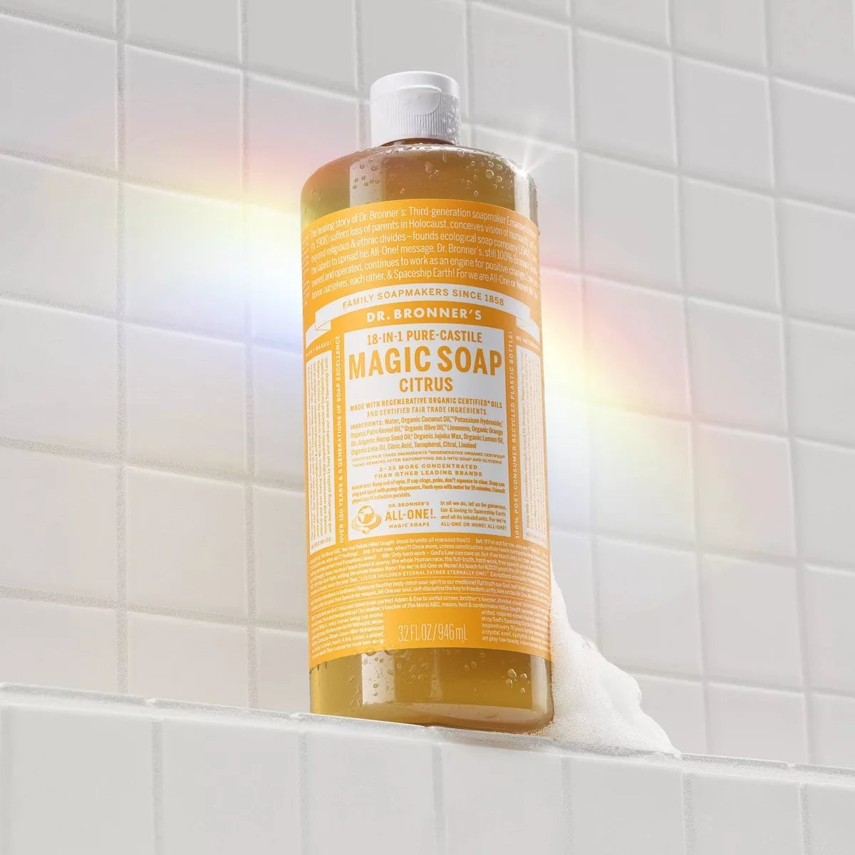 Bronner's Citrus Pure-Castile Liquid Soap Bottle Di Langkan Mandi, Disorot oleh Efek Pelangi