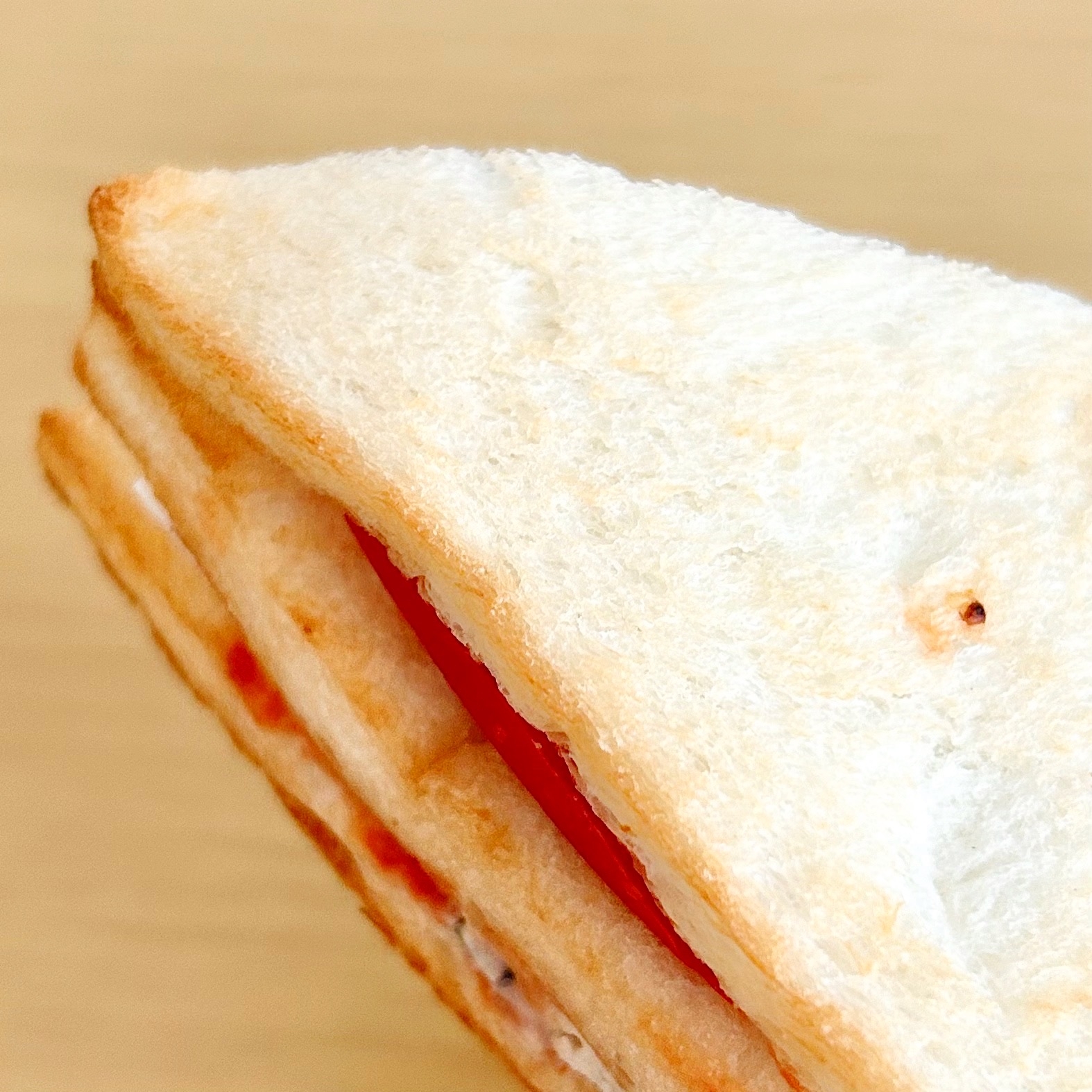 FamilyMart(ファミリーマート)の「厚切りトマトのクラブハウスサンド」