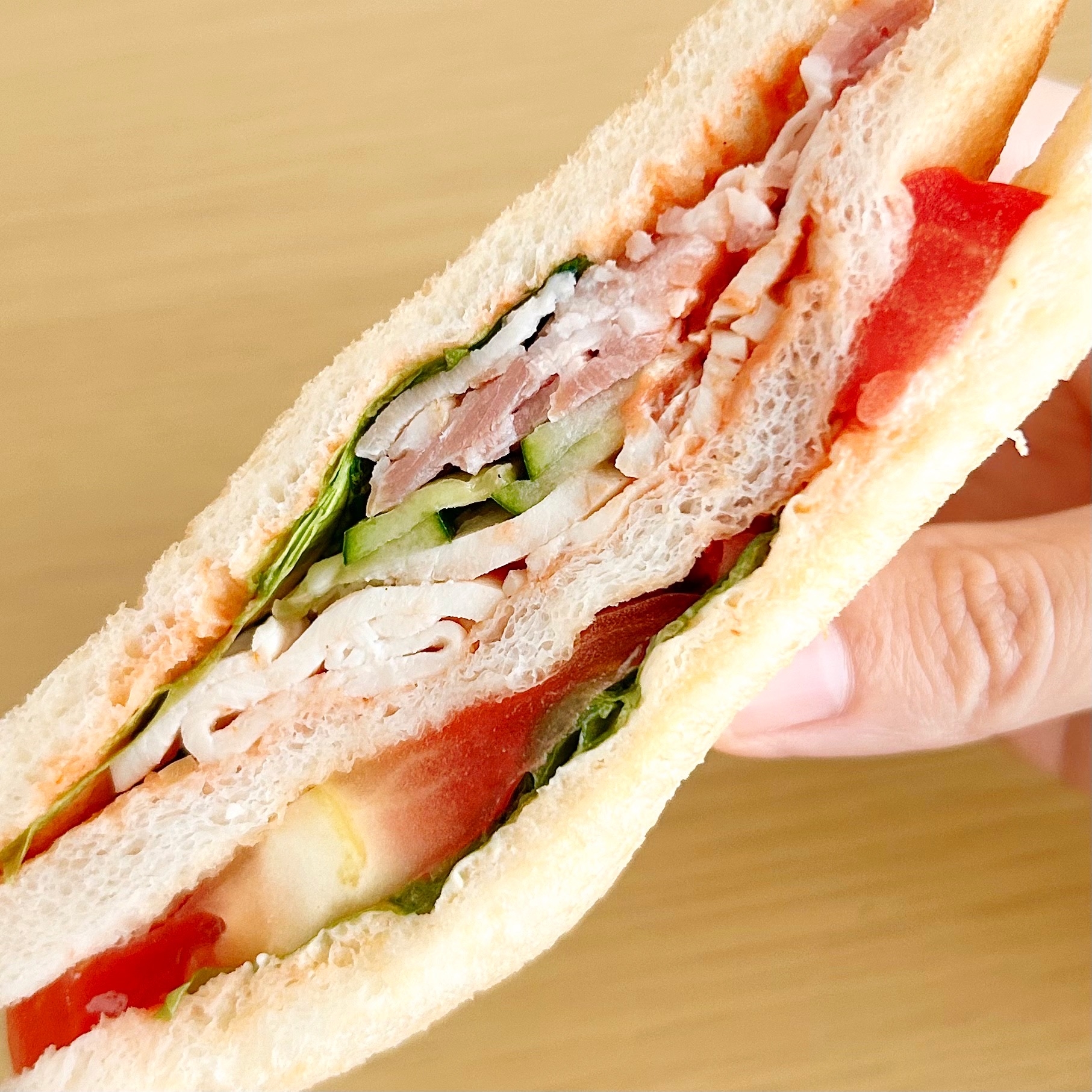 FamilyMart(ファミリーマート)の「厚切りトマトのクラブハウスサンド」