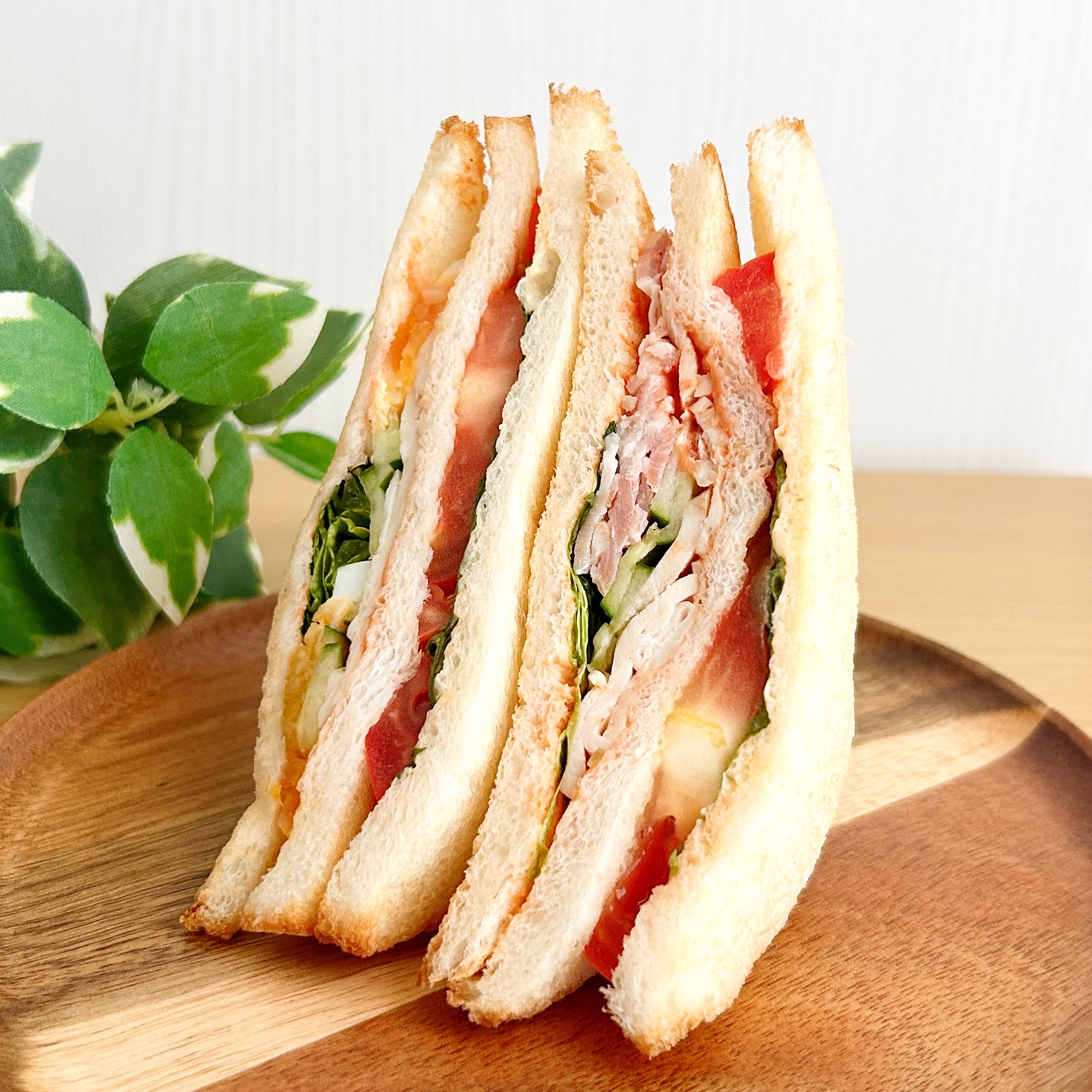 FamilyMart(ファミリーマート)の「厚切りトマトのクラブハウスサンド」