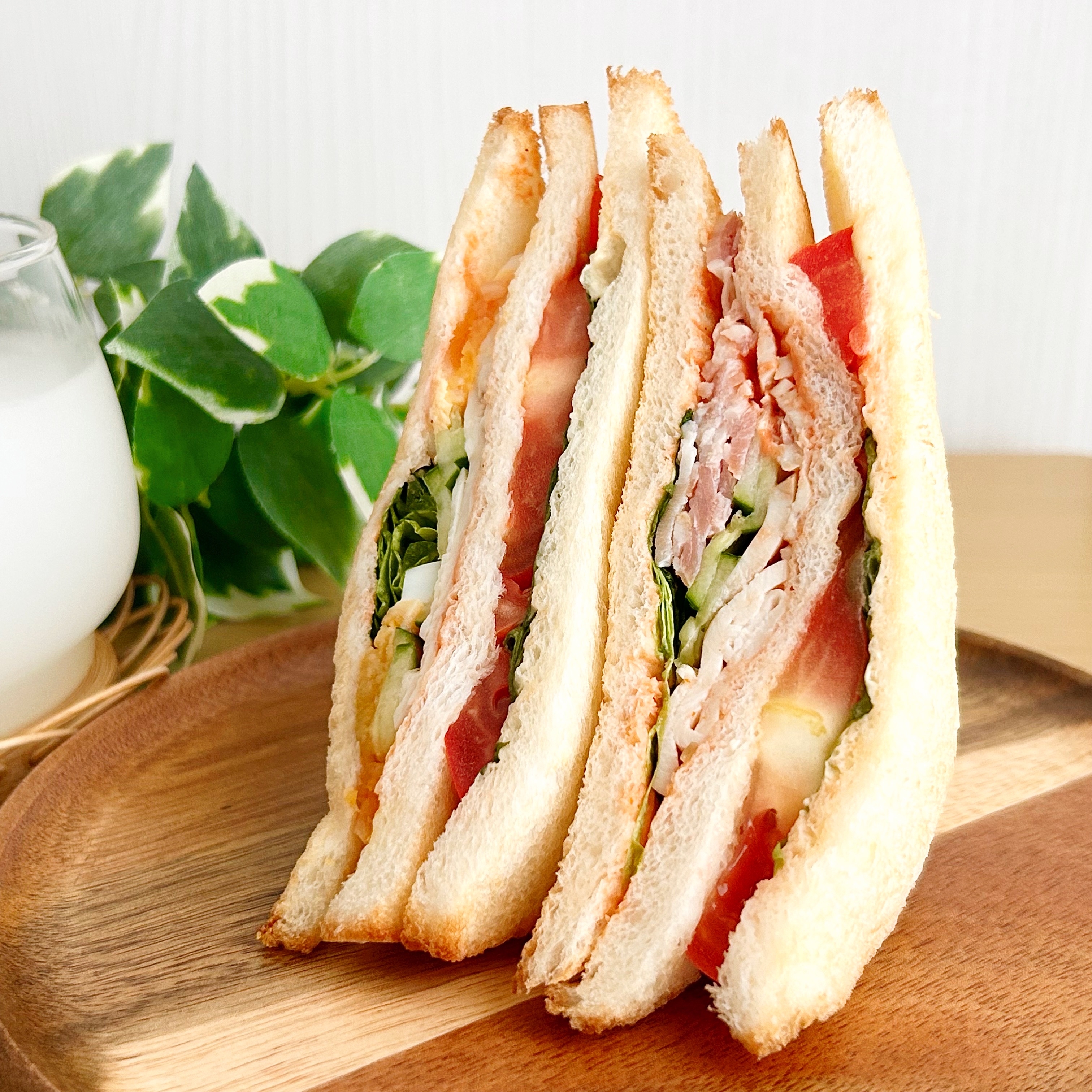 FamilyMart(ファミリーマート)の「厚切りトマトのクラブハウスサンド」