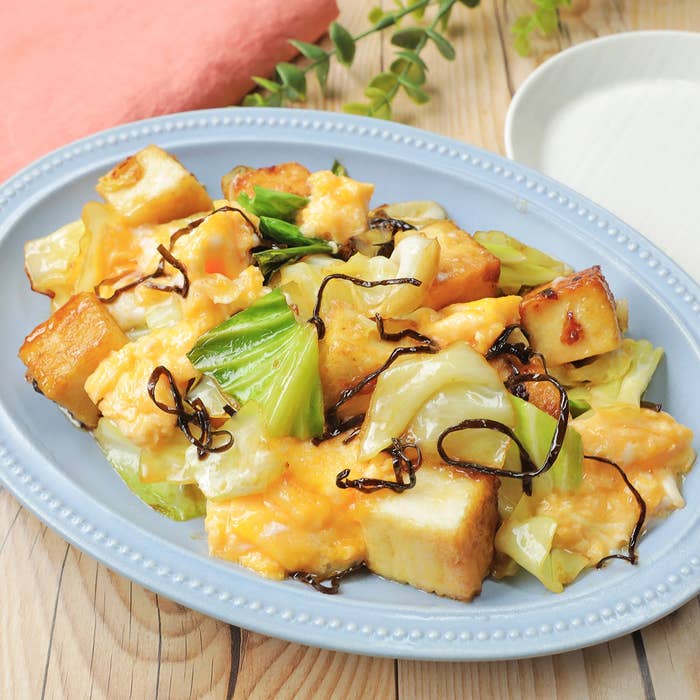 皿に盛られた揚げ豆腐とキャベツの料理。クリーミーなソースがかかっています。