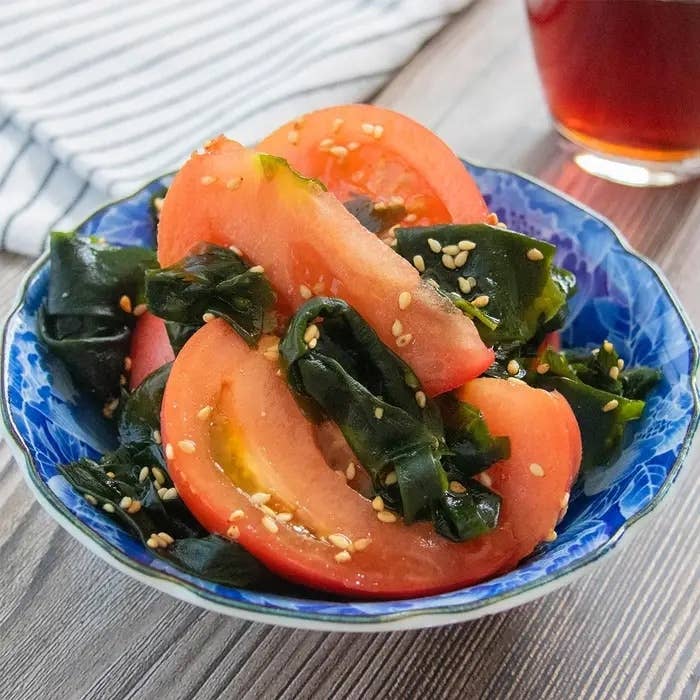 ごまの風味がアクセントになってパクパク食べられる「トマトとわかめのポン酢しょうゆ和え」