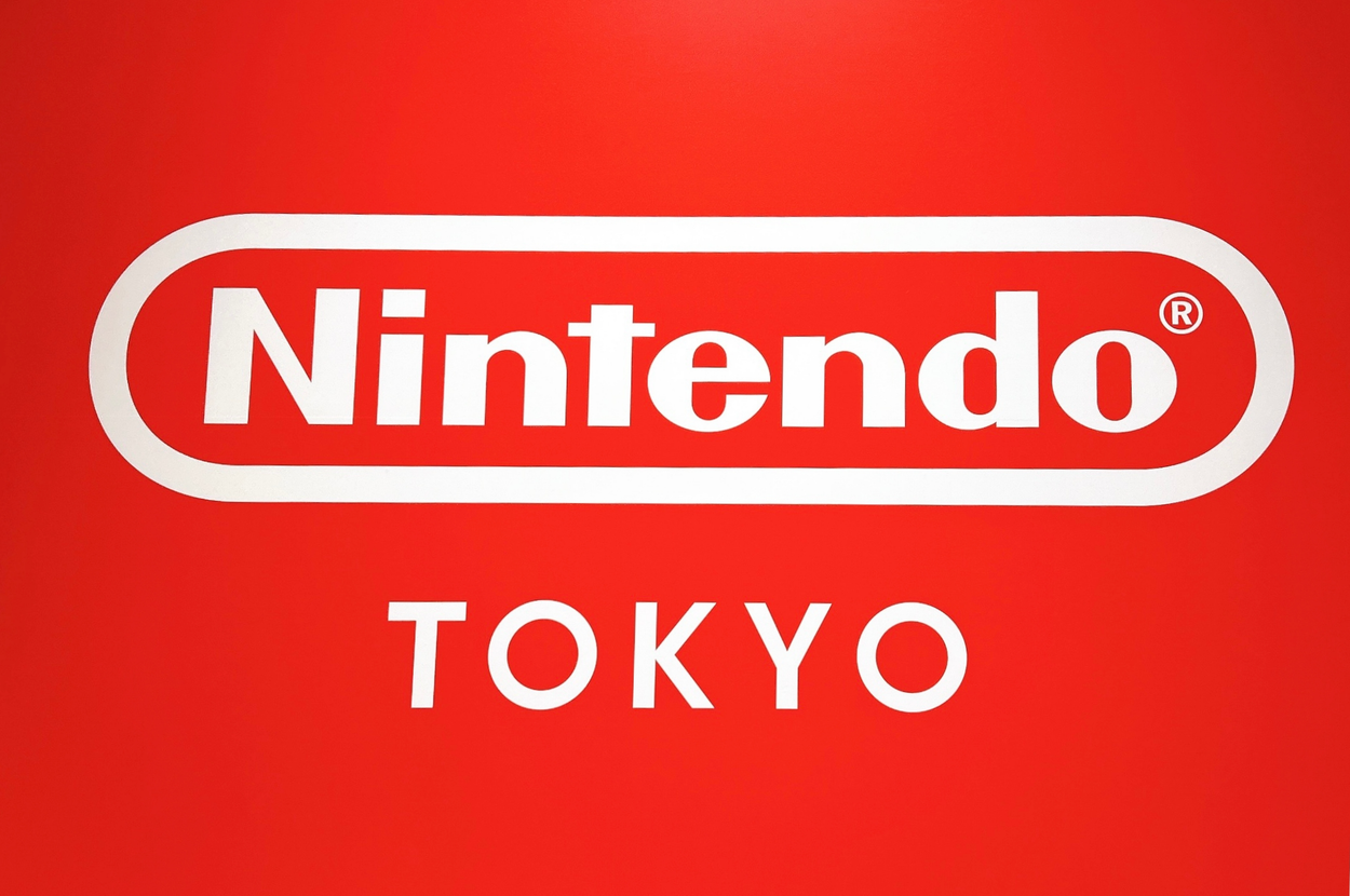 任天堂東京ストアのロゴ。赤い背景に白で「Nintendo TOKYO」と書かれている。