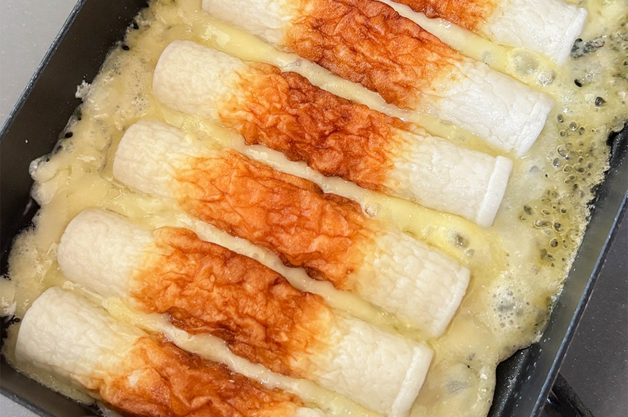 ピザ用チーズと3本のちくわで作る簡単なおつまみ。卵焼き器で焼いている。