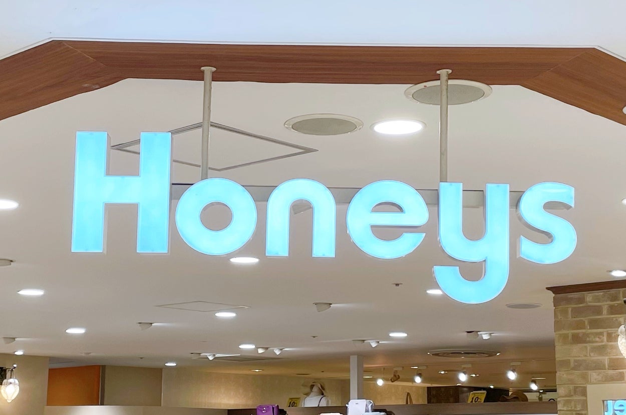 店内上部に「Honeys」のロゴが光る。帽子がディスプレイされたファッションショップの一部が見える。