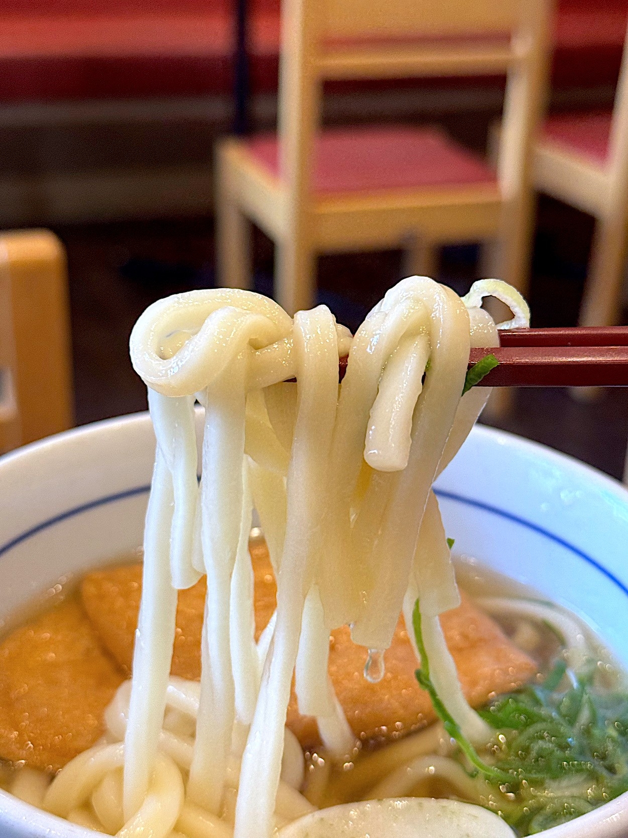 なか卯の「きつねうどん ベーコンエッグ+ごはん(小盛)」