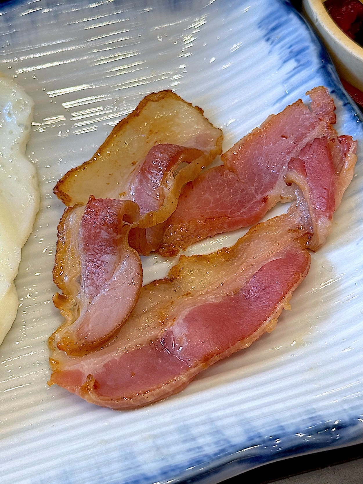 なか卯の「きつねうどん ベーコンエッグ+ごはん(小盛)」