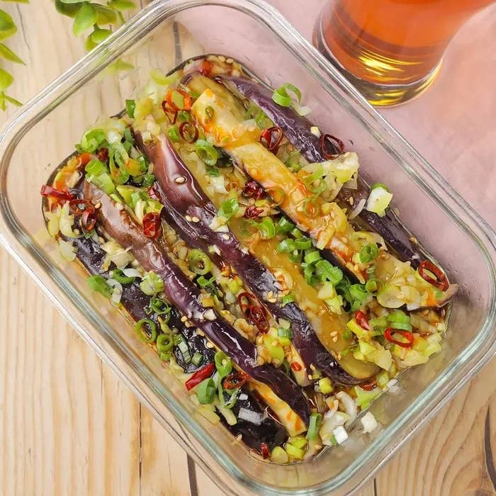 酢のさっぱり感としょうがとにんにくの風味がたまらない「なすのねぎだれレンジ蒸し」