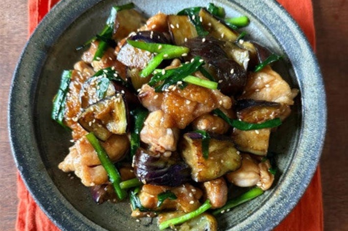 皿に盛られたナスと鶏肉の炒め物。上にはゴマが散らされています。