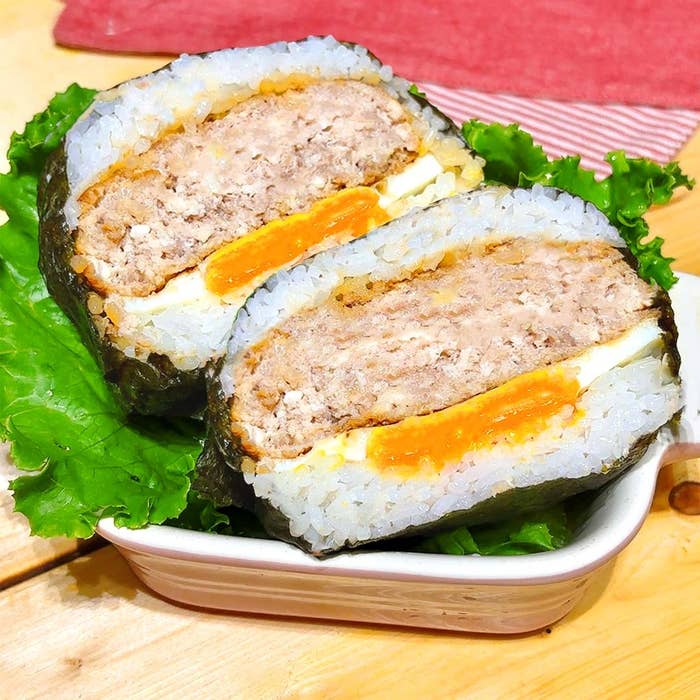 ハンバーグと卵が挟まれた大きなおにぎらず。