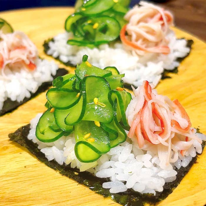 キュウリとカニ風味かまぼこを乗せた海苔。