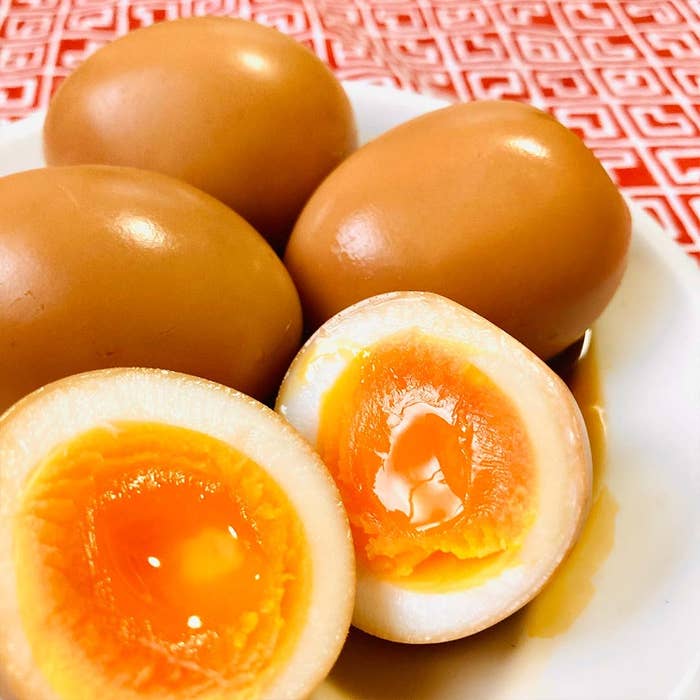半熟の煮卵が皿に盛られている。
