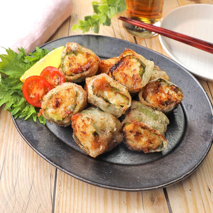 お皿に盛られた唐揚げ風の料理。傍らにトマトスライスとレモンが添えられています。