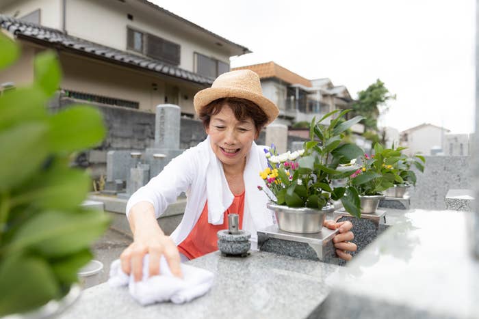 お墓掃除のイメージ画像(Kumikomini / Getty Images)