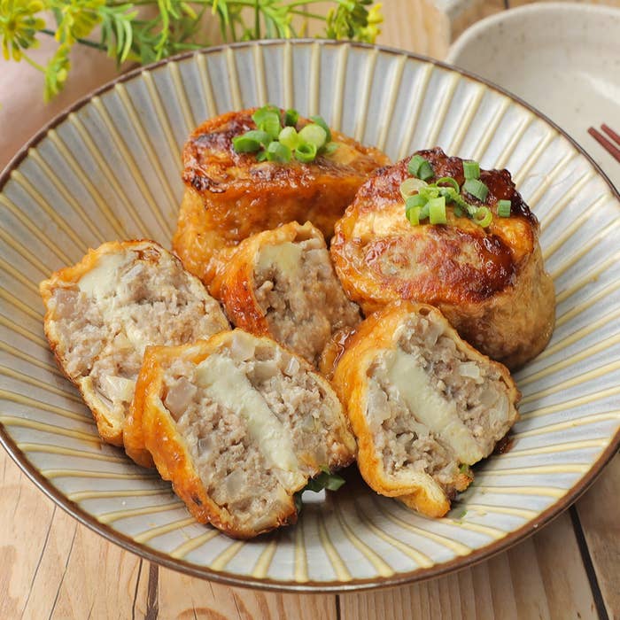 調理済みの肉詰め料理が皿に盛られています。青ネギがトッピングされています。