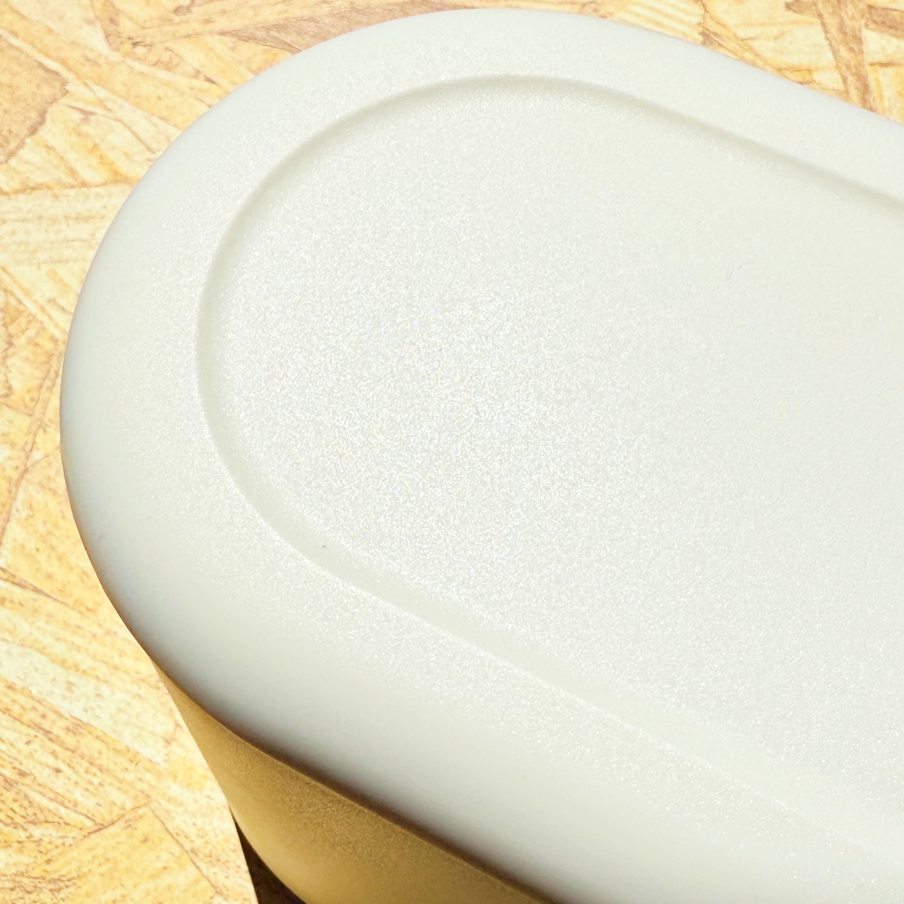 スタンダードプロダクツ「卓上用蓋付ゴミ箱(ワンプッシュ式、WH)」