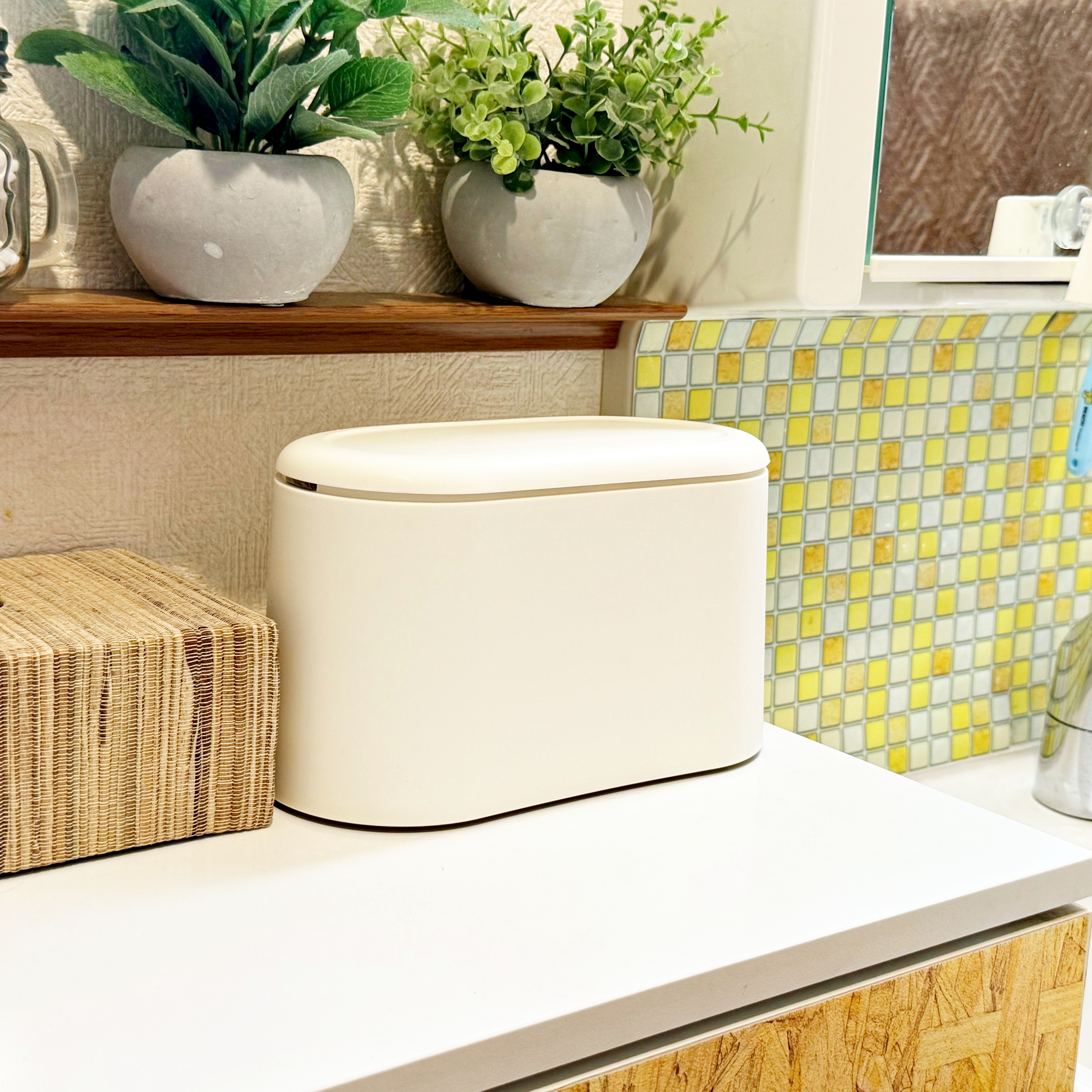 スタンダードプロダクツ「卓上用蓋付ゴミ箱(ワンプッシュ式、WH)」