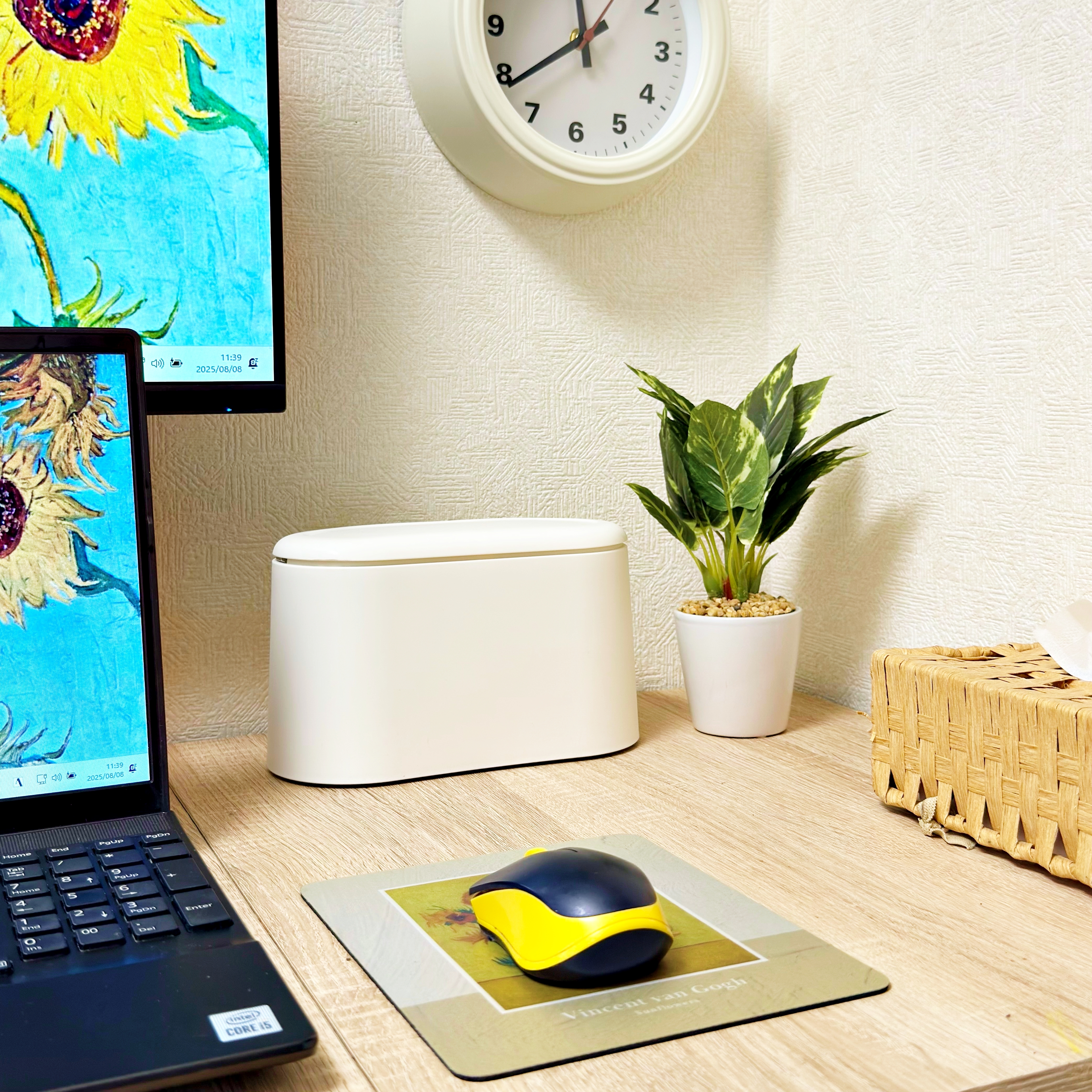 スタンダードプロダクツ「卓上用蓋付ゴミ箱(ワンプッシュ式、WH)」