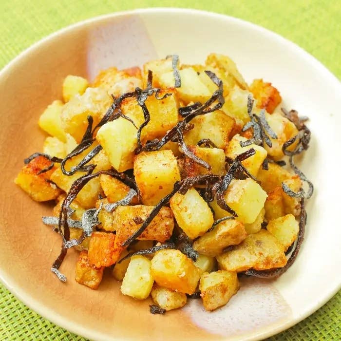 バターのコクと塩昆布の塩味が抜群においしい「塩昆布じゃがバター」
