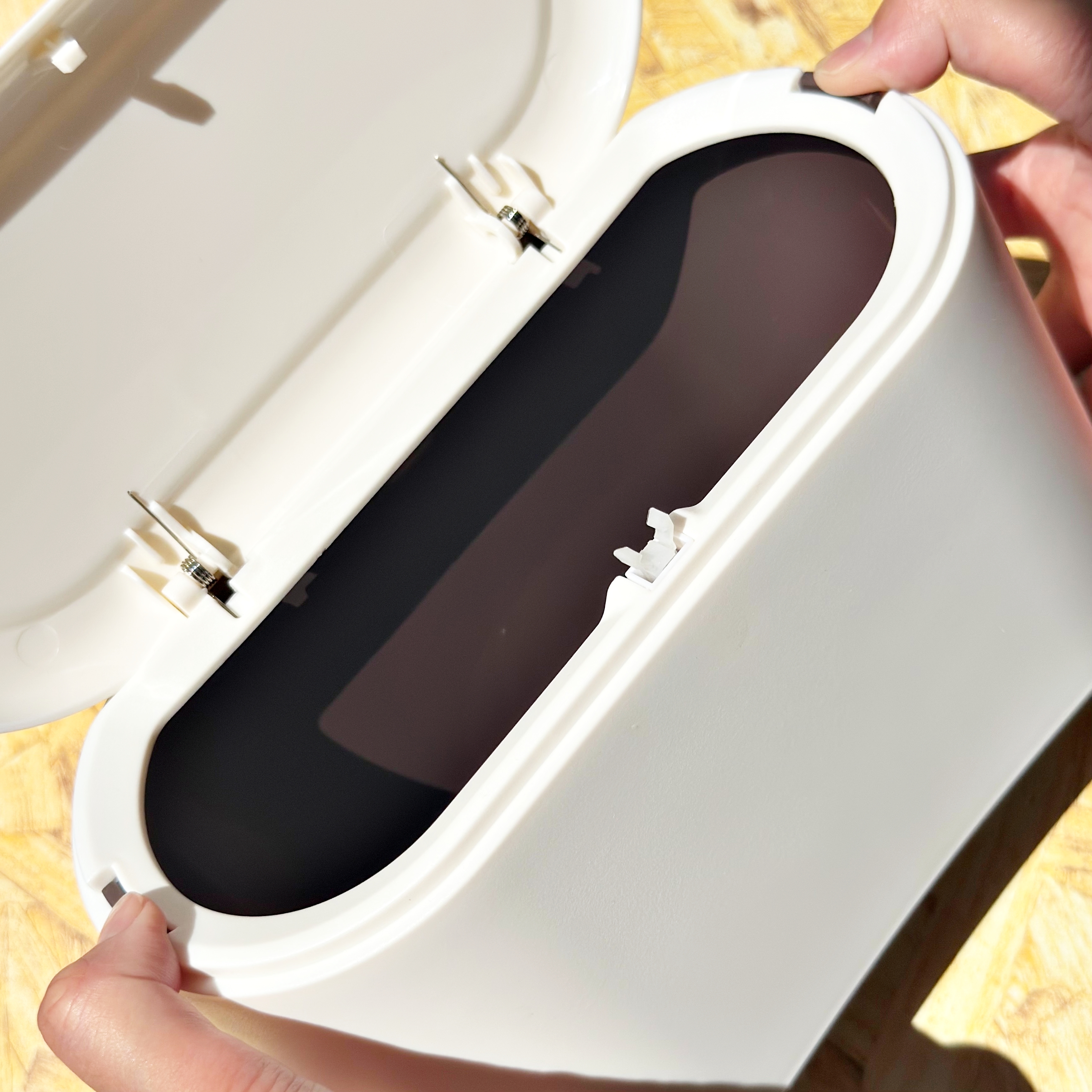 スタンダードプロダクツ「卓上用蓋付ゴミ箱(ワンプッシュ式、WH)」