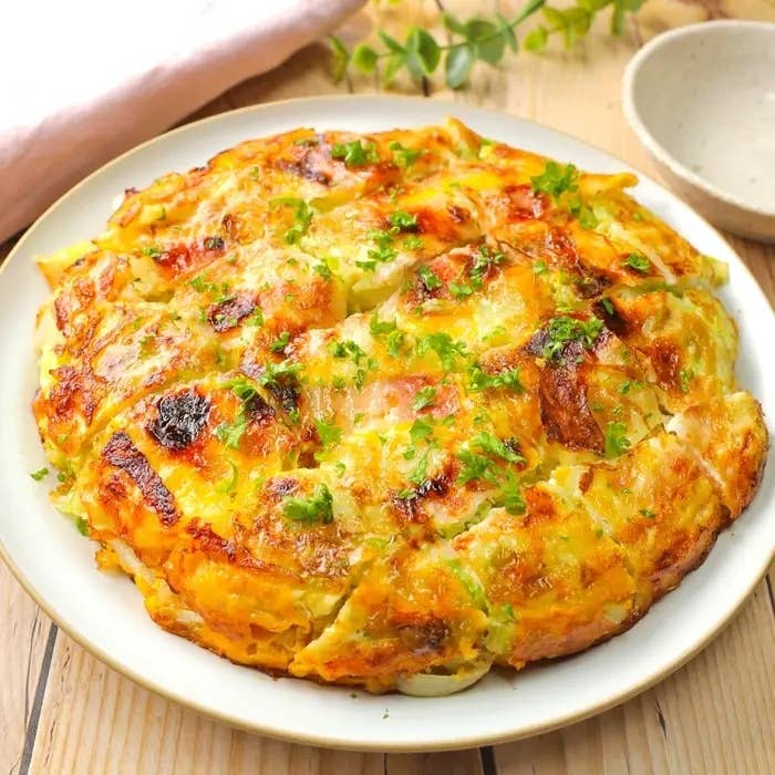 ライスペーパーのパリッと食感と中のとろふわ感が絶妙な「キャベ玉ベーコンライスペーパー焼き」