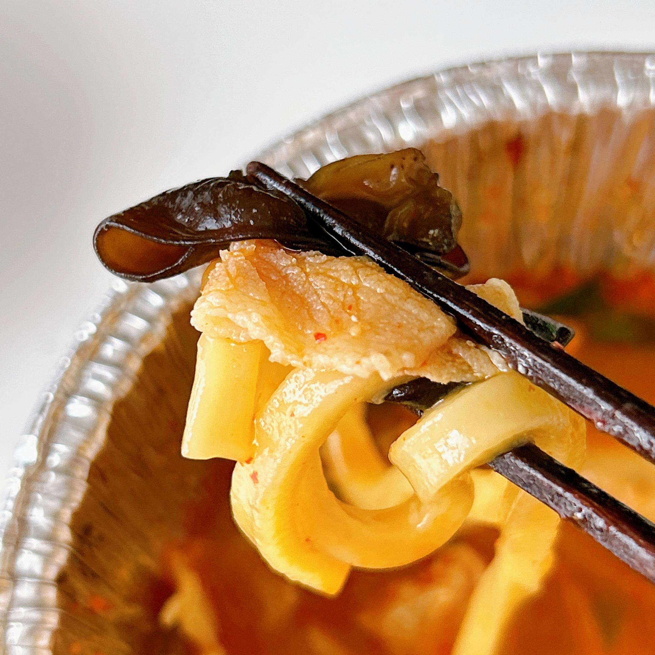 LAWSON(ローソン)の「旨辛チゲ うどん入り」