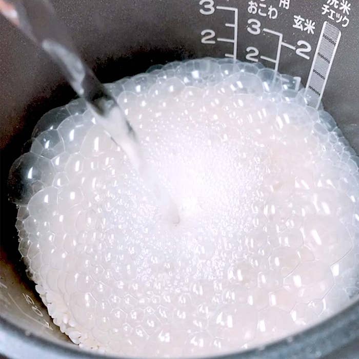 泡が立ち、水が注がれている様子が見える。