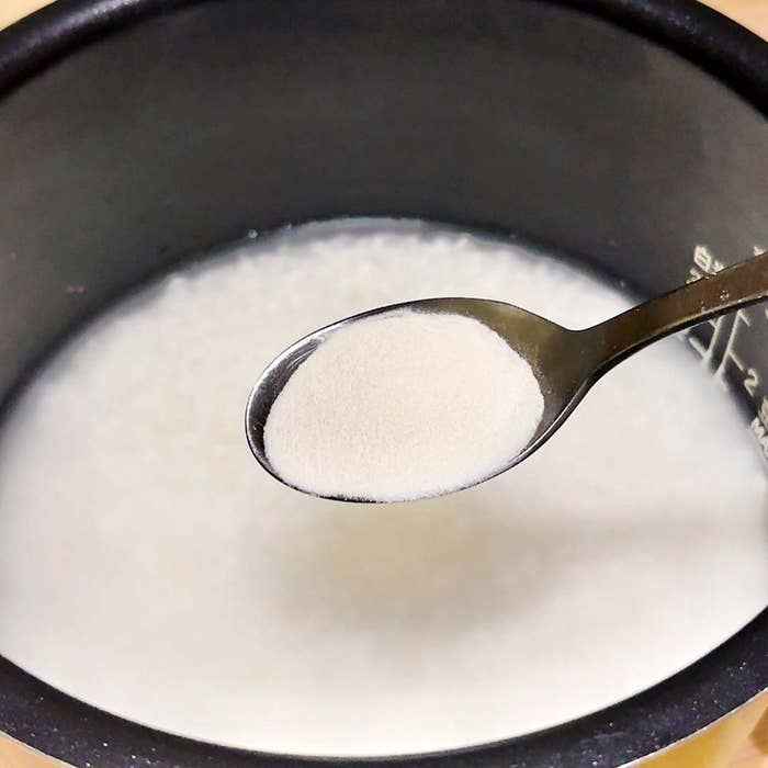 スプーンにすくった白い粉。