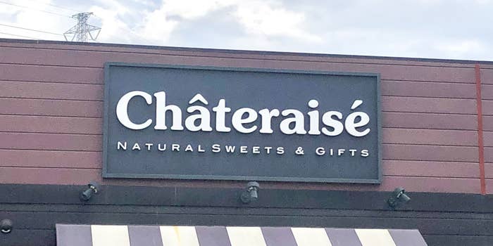 シャトレーゼの店舗看板。「NATURAL SWEETS & GIFTS」と書かれています。