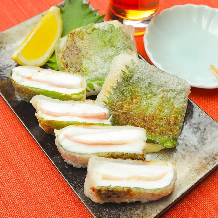 お皿に盛られたはんぺんのベーコンチーズ焼き。大葉と一緒にライスペーパーで包み、焼いてある。