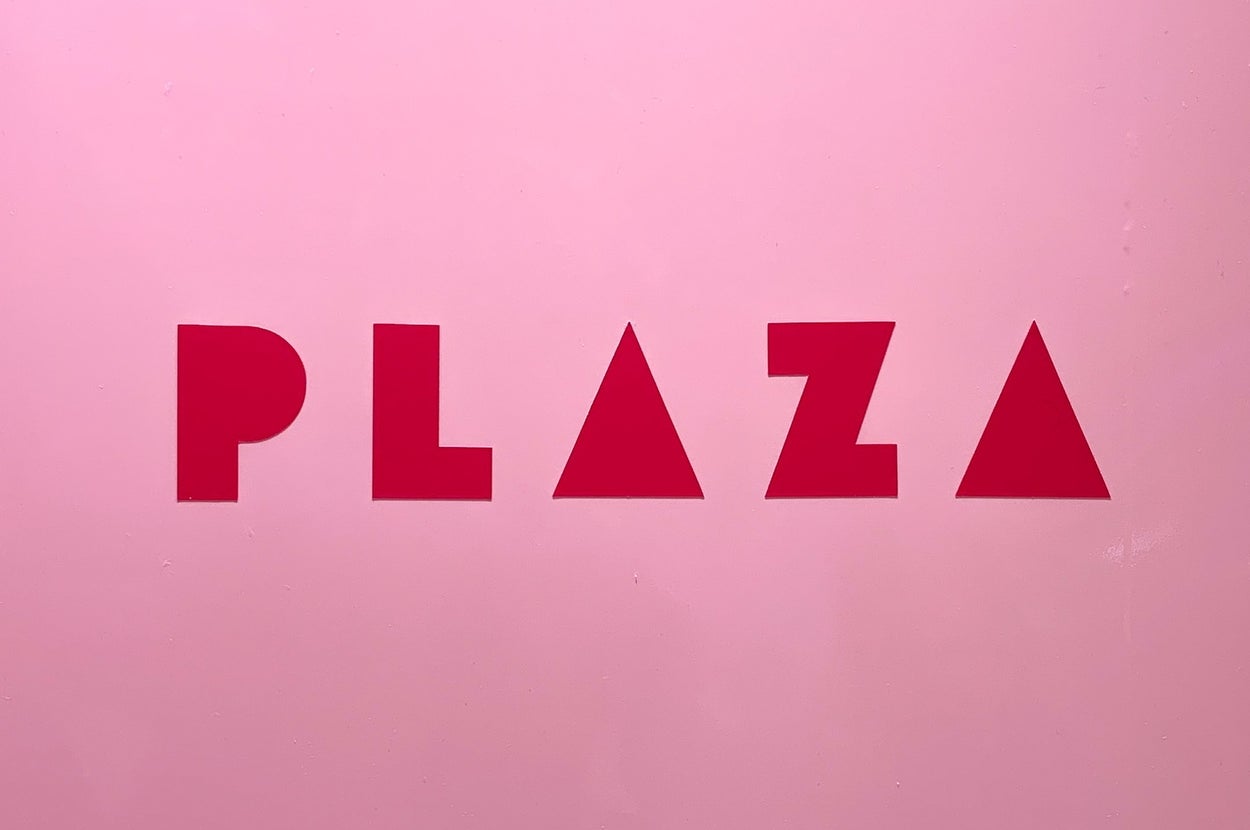 大文字で「PLAZA」と書かれたシンプルなテキスト。