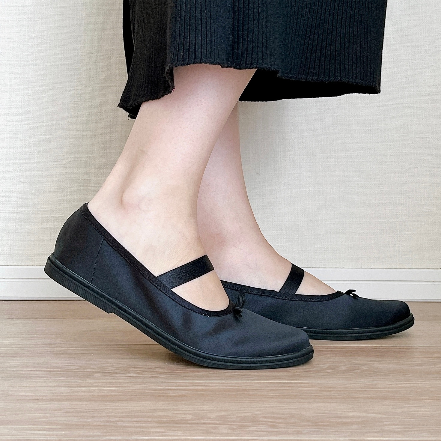 無印良品の「婦人 柔らかい中敷を使用した 撥水ストラップリボンフラットシューズ」