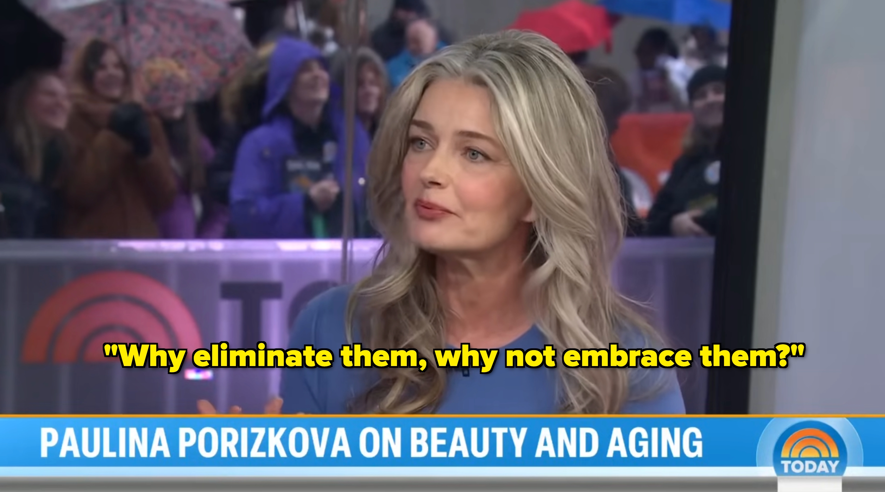 Person som diskuterer skjønnhet og aldring på et TV -show, med en logo i bakgrunnen