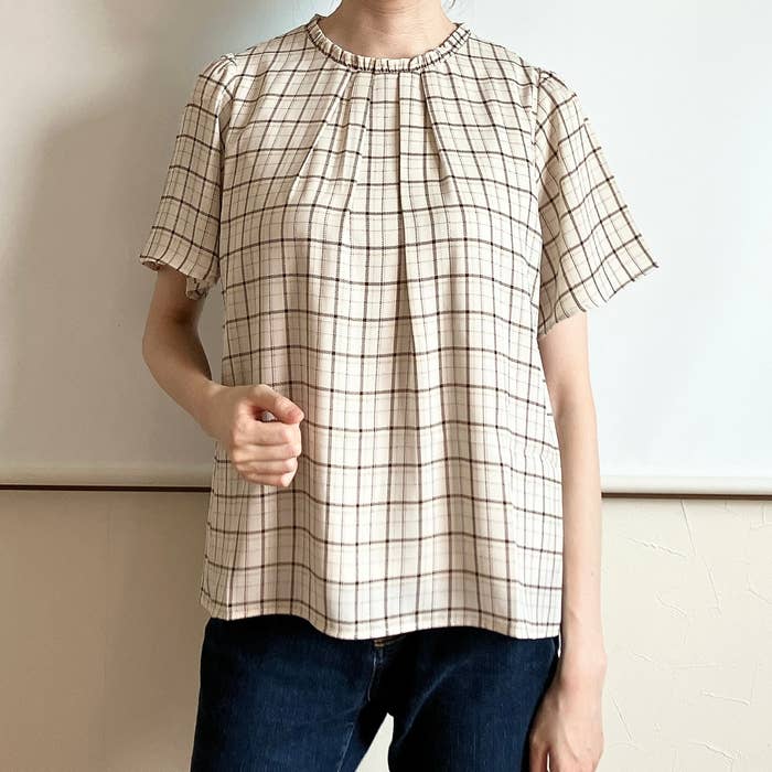 Honeys(ハニーズ)の「フリルネックブラウス」