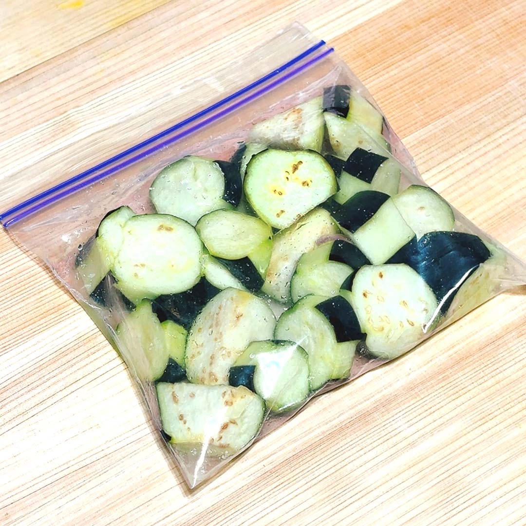 袋に入ったなす。